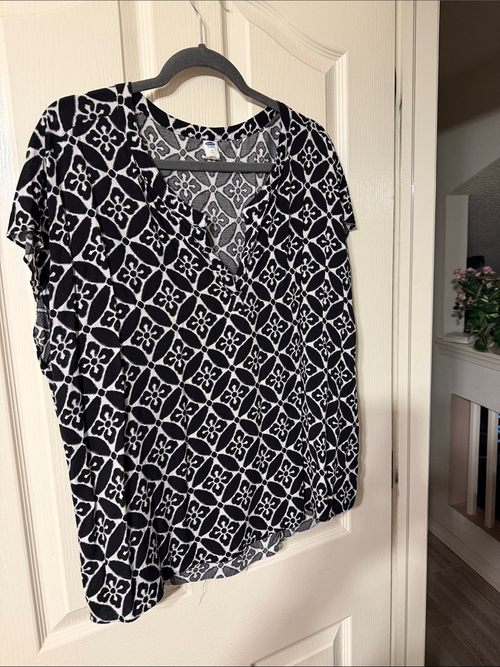 Old Navy Black & White Geometric V-Neck Tunic Top
